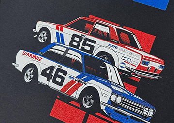 Silketryk med flerfarvet motiv på T-shirt – professionelt screenprint til virksomheder